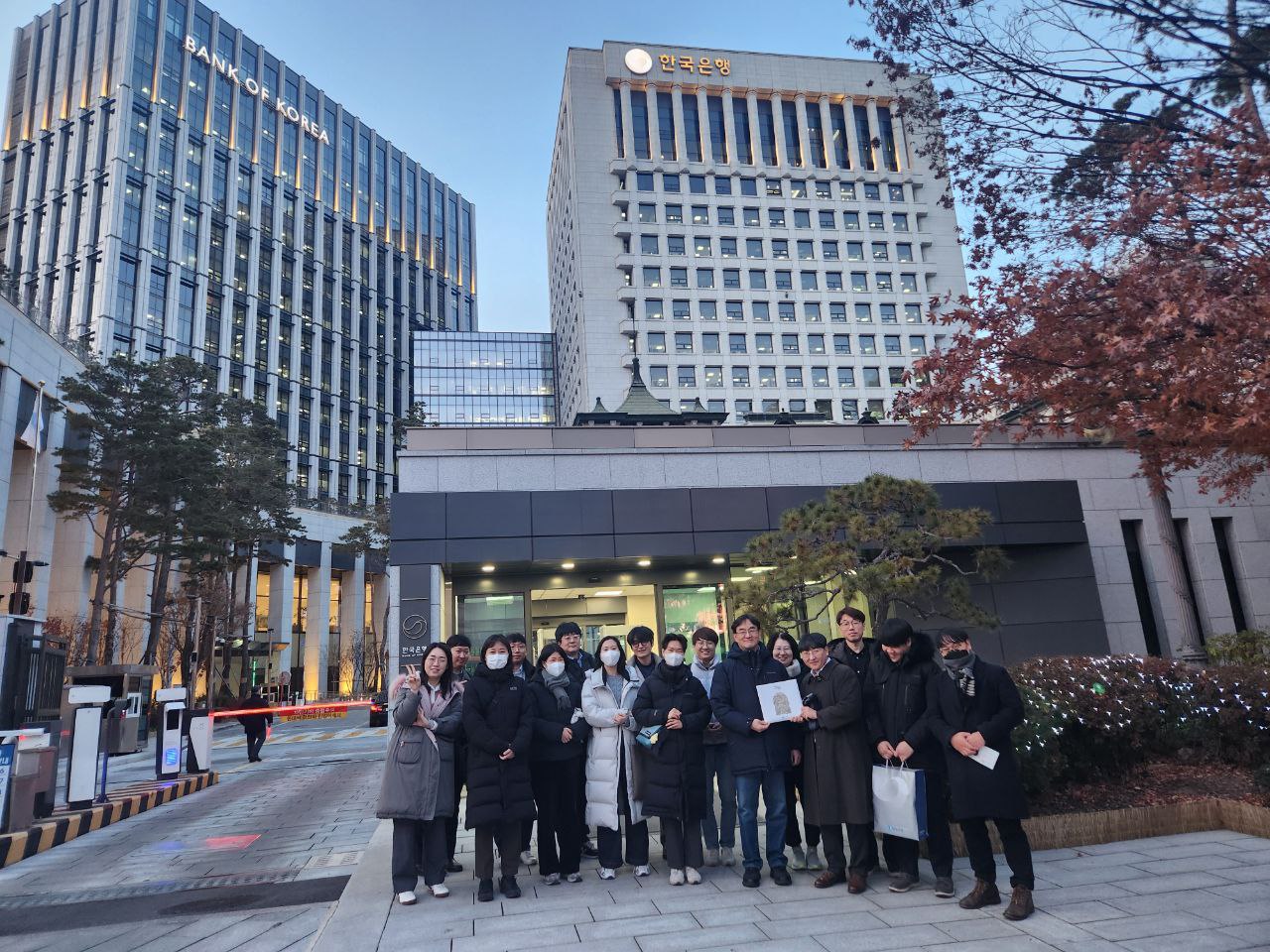 한국은행 견학 단체사진